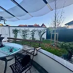 Βίλα Peaceful & Spacious With A Beautiful Garden *