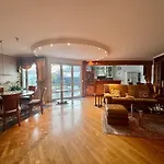 Peaceful & Spacious With A Beautiful Garden *