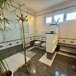 Βίλα Peaceful & Spacious With A Beautiful Garden *
