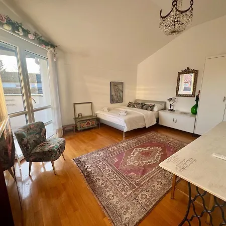 Vila Peaceful & Spacious With A Beautiful Garden